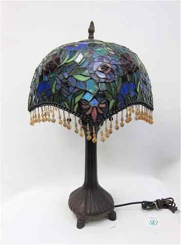 Appraisal: A STAINED AND LEADED GLASS TABLE LAMP The rose patterned