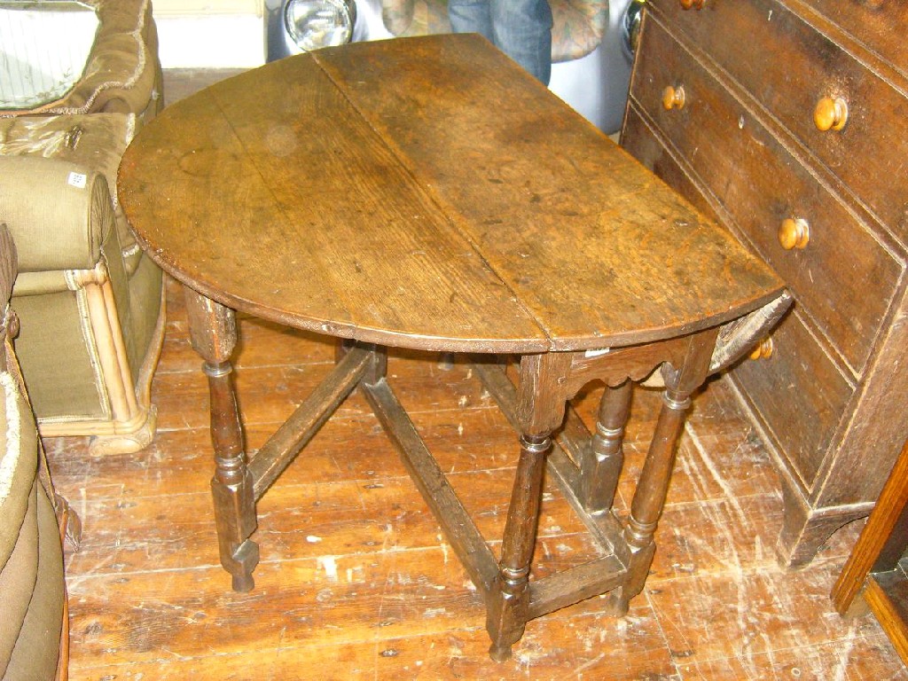 Appraisal: A small th century oak gateleg table with oval drop