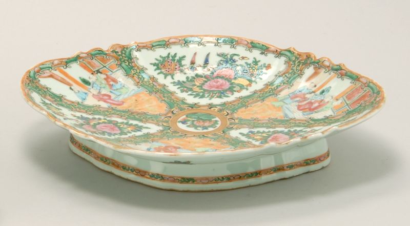 Appraisal: CHINESE EXPORT ROSE MEDALLION PORCELAIN CURRY PLATTER th CenturyOne slight