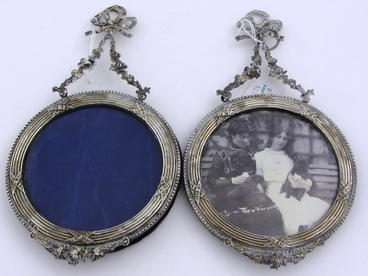 Appraisal: A pair of silver mounted circular photograph frames each of