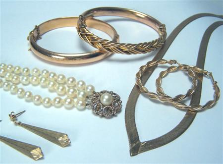 Appraisal: A collection of items to include a three-row cultured pearl