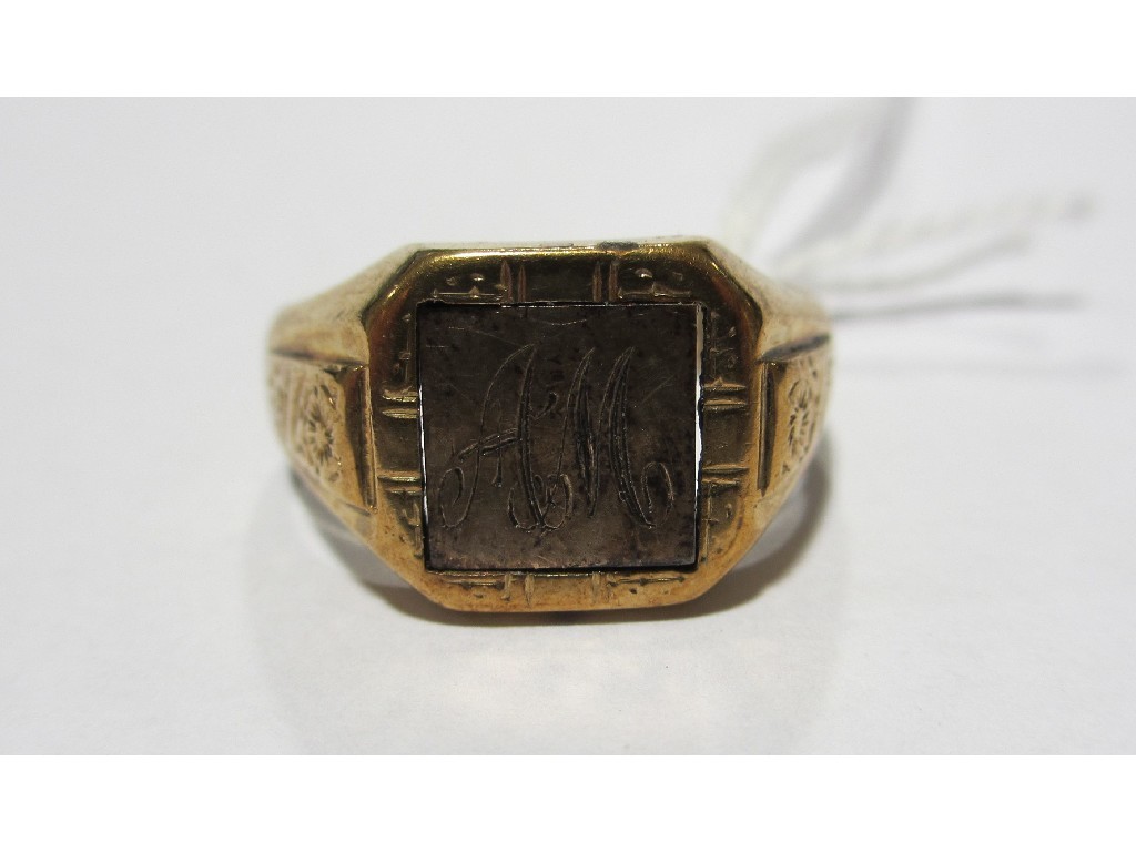 Appraisal: Nine carat gold signet ring Approximately gms