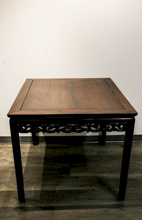 Appraisal: ROSEWOOD SQUARE FORM TABLE Of square form supported on reeded