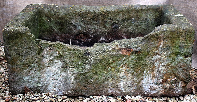 Appraisal: AN OLD RECTANGULAR STONE TROUGH cm wide x cm high