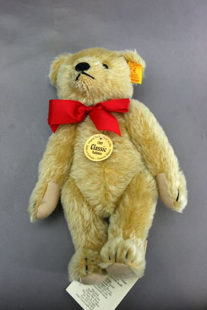 Appraisal: A golden mohair Steiff teddy bear from the Classic Series