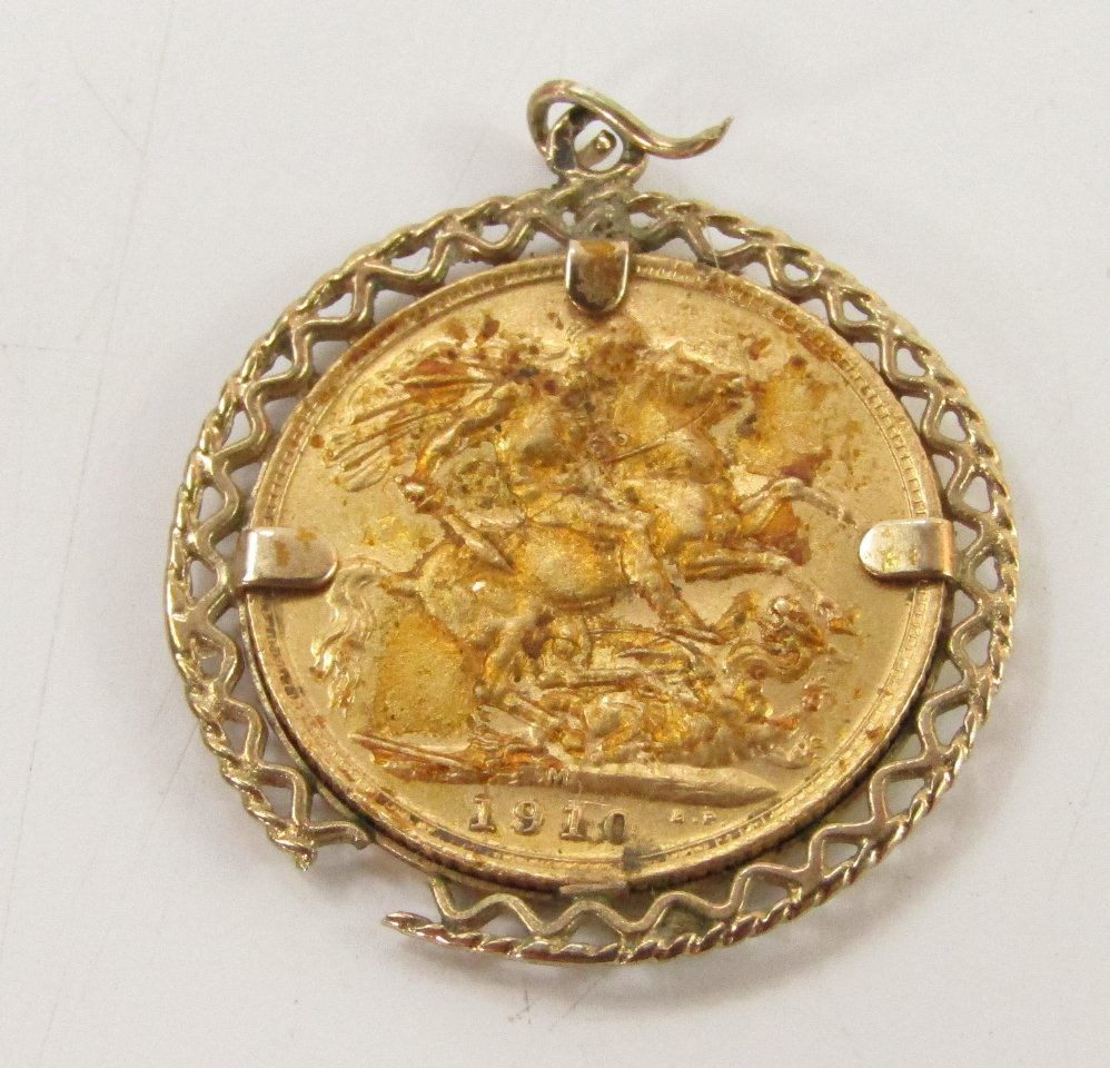 Appraisal: An Edwardian gold sovereign in a yellow metal pendant mount