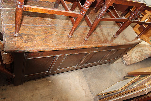 Appraisal: AN TH CENTURY OAK COFFER with quadruple panel front standing