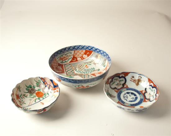 Appraisal: Three Imari Porcelain Bowls in graduated sizes one with a