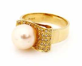 Appraisal: A ct gold mm cultured pearl and diamond ring estimated