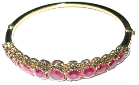 Appraisal: An Edwardian ct gold mounted ruby bangle of hinged design