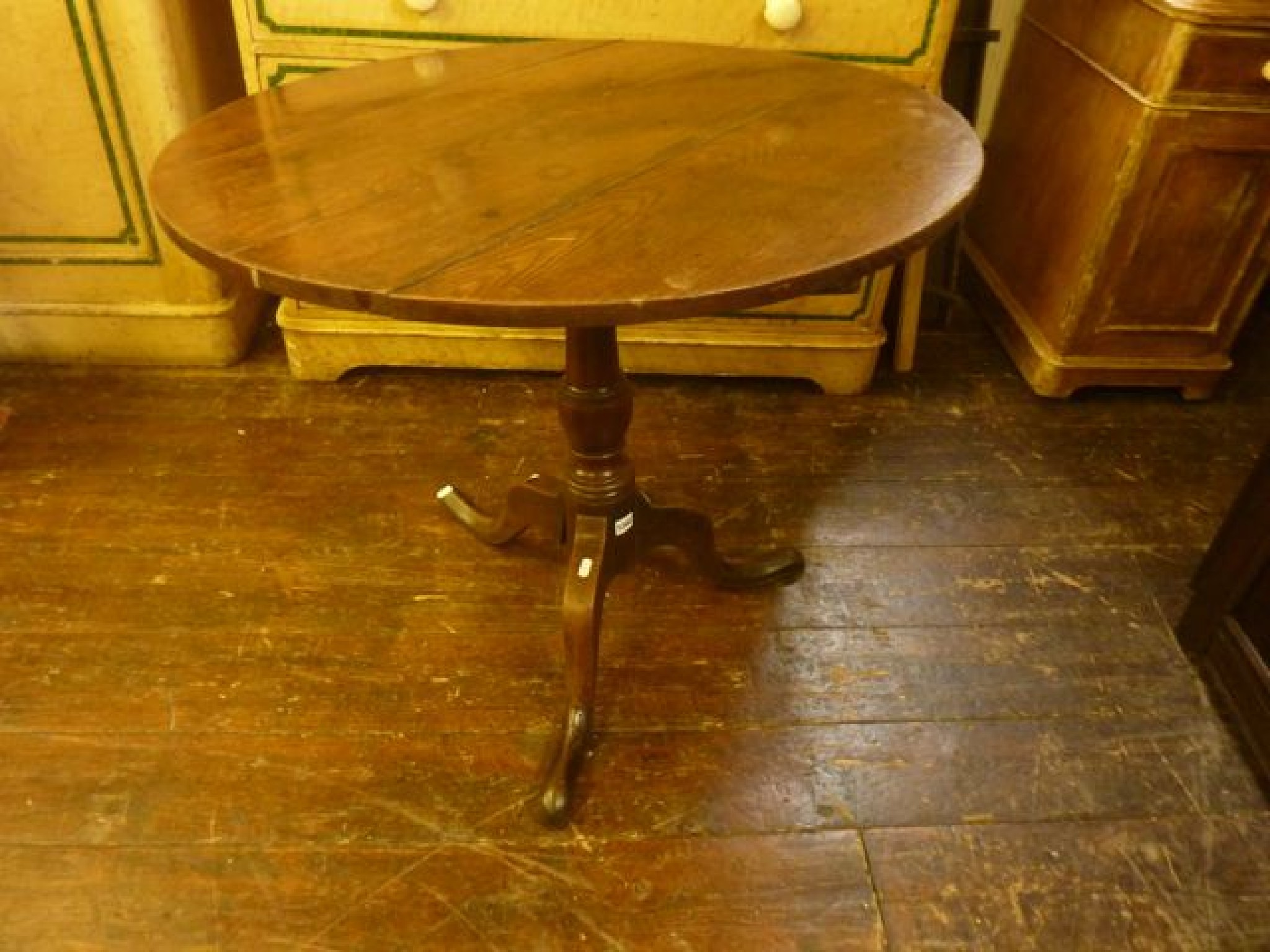 Appraisal: A Georgian oak snap top occasional table of circular form