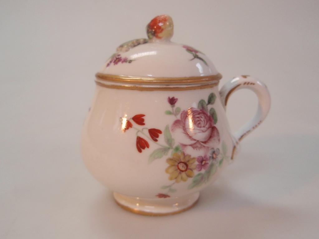 Appraisal: A late thC Paris porcelain custard cup and cover of