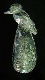 Appraisal: An Australian bright cut white metal shoe horn with cookaburgh