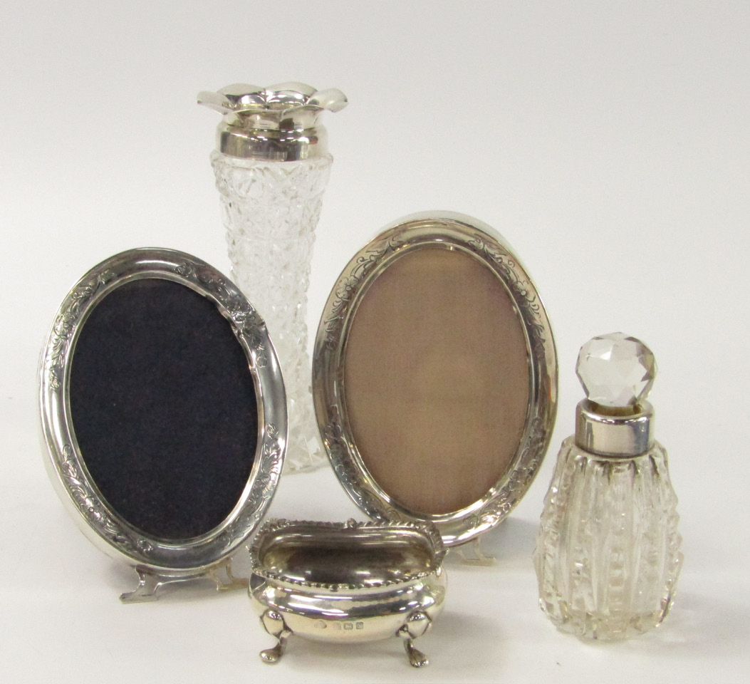 Appraisal: A George V silver salt Birmingham cut glass scent bottle