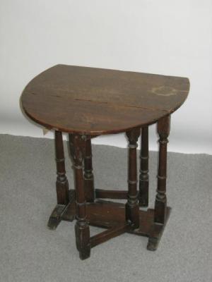 Appraisal: A SMALL OAK GATELEG OCCASIONAL TABLE th century oval twin