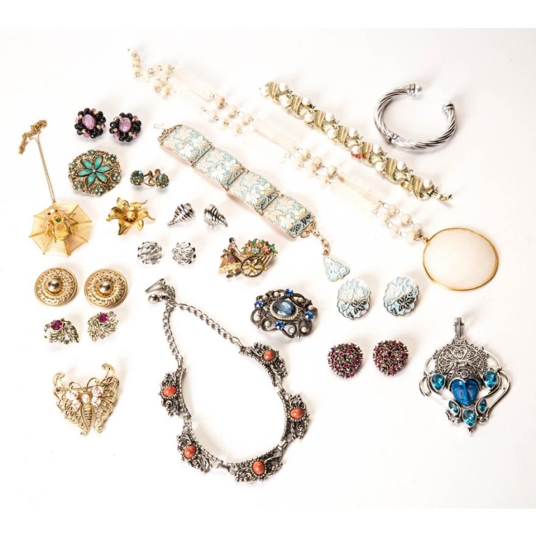 Appraisal: Mid th-early st century Twenty pieces of jewelry consisting of