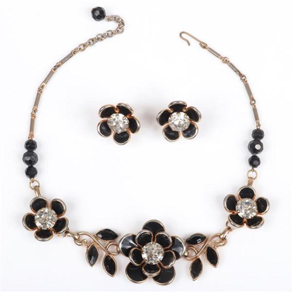 Appraisal: UNSIGNED S GOLD TONE BLACK POURED GLASS DAISY FLOWER NECKLACE