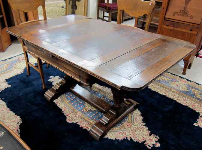 Appraisal: AN OAK DRAW-LEAF DINING TABLE English early th century having