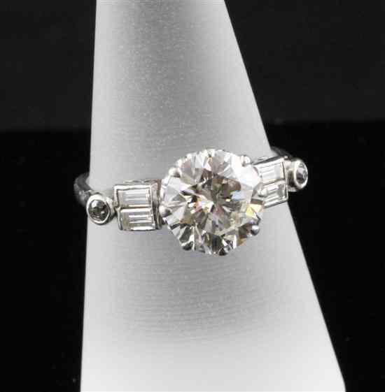 Appraisal: A 's platinum set solitaire diamond ring the old brilliant