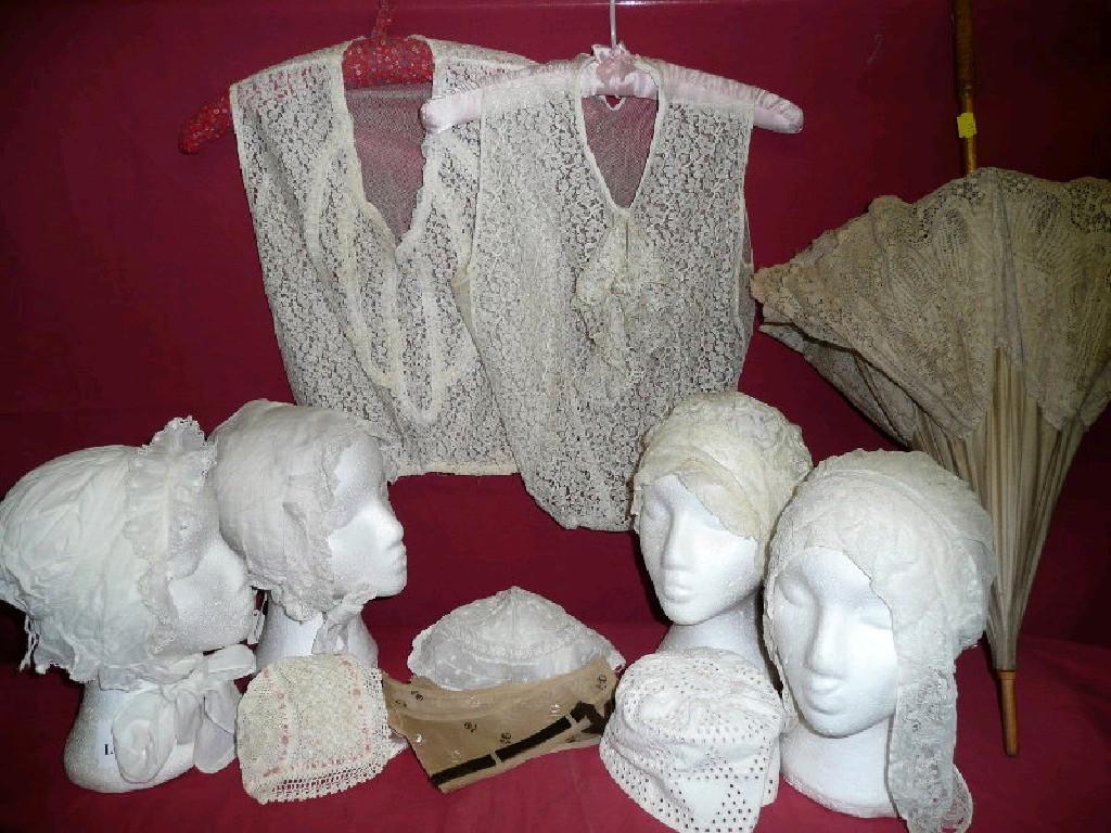 Appraisal: A group of vintage ladies and childrens lace and cotton