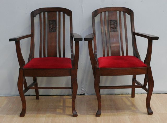 Appraisal: A set of six maple dining chairs including two carvers