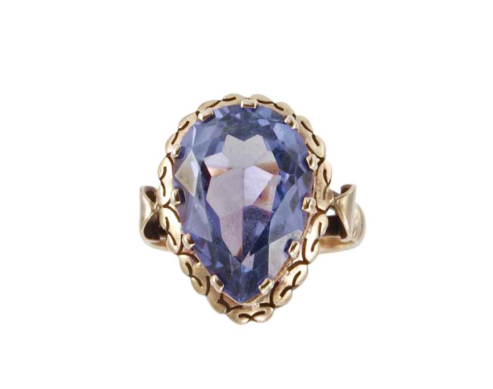 Appraisal: K SYNTHETIC SAPPHIRE RING K yellow gold ring contains one