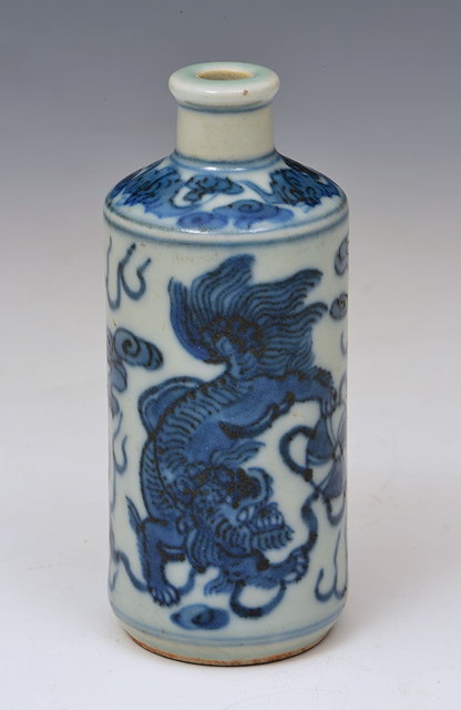 Appraisal: A CHINESE CYLINDRICAL SNUFF BOTTLE painted in underglaze blue with