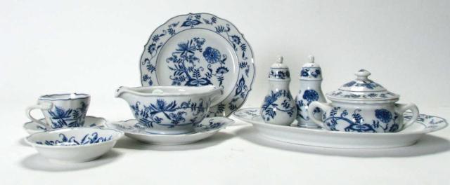 Appraisal: Partial set of Blue Danube pattern dinnerware dinner plates luncheon