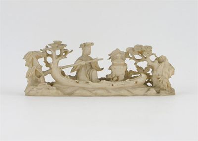 Appraisal: A small Chinese ivory carving of a woman in a