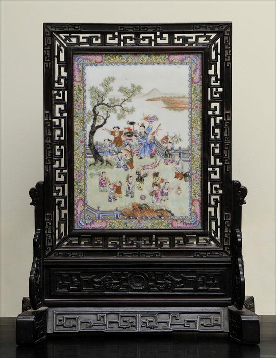 Appraisal: CHINESE FAMILLE ROSE PORCELAIN AND HARDWOOD TABLE SCREEN The rectangular