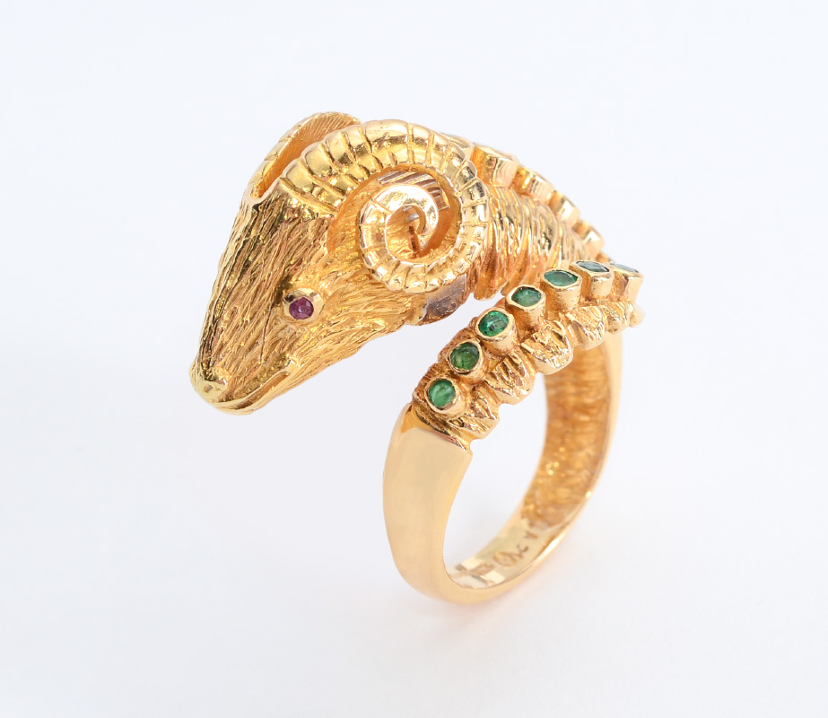 Appraisal: K FIGURAL RAM RING K yellow gold bypass style ring