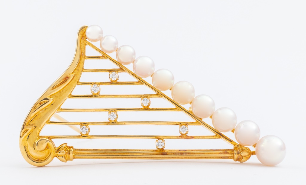 Appraisal: MIKIMOTO K YELLOW GOLD PEARL DIAMOND PIN A Mikimoto brooch