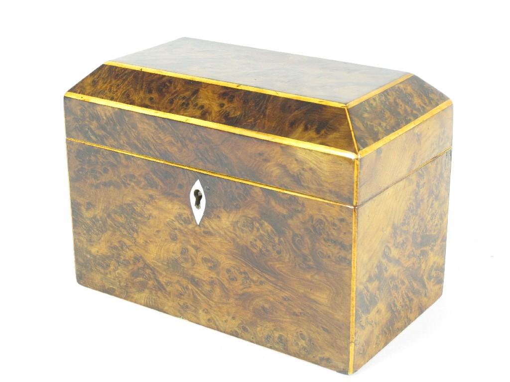 Appraisal: A Georgian yew wood Tea Caddy with hinged cover and