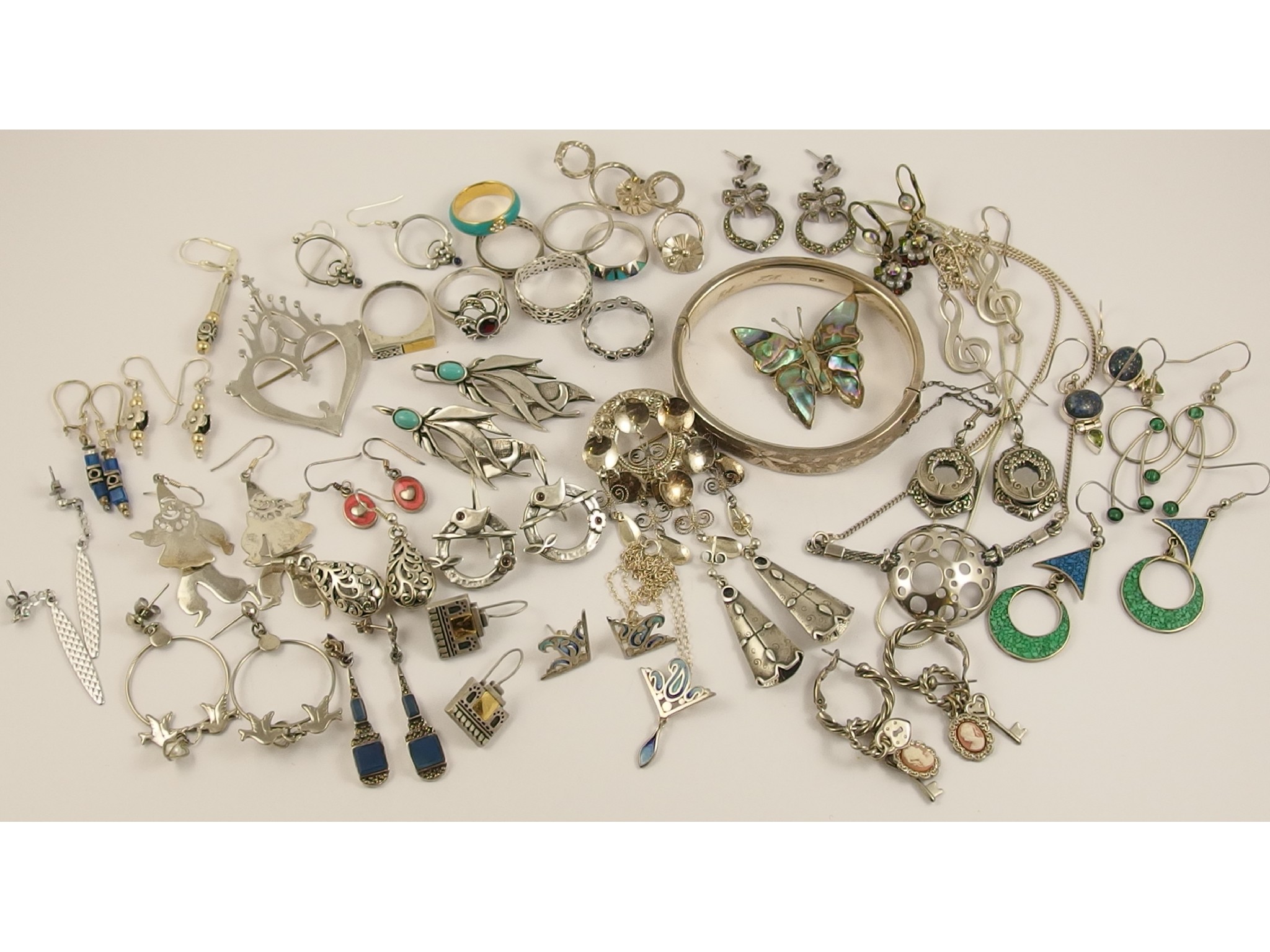 Appraisal: A collection of silver and white metal jewellery to include