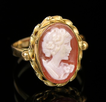 Appraisal: An k Gold and Cameo Ring k yellow gold ring