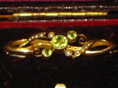 Appraisal: A VICTORIAN PERIDOT AND SEED PEARL BROOCH with central round