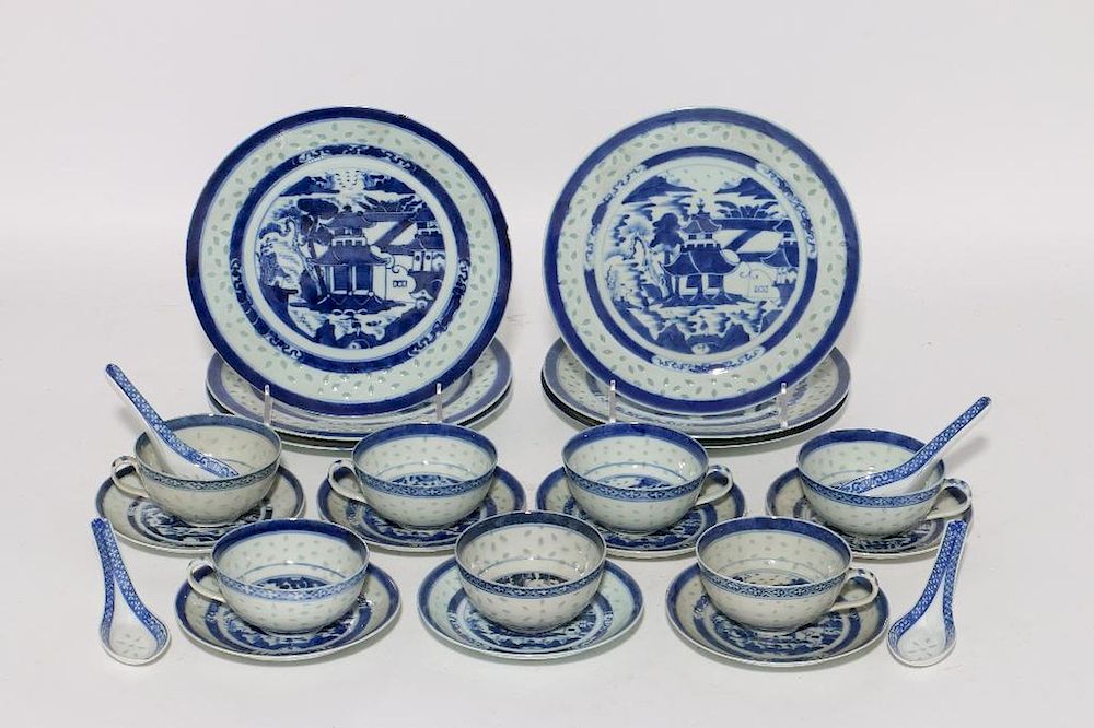 Appraisal: A set of Chinese blue and white porcelain A traditional