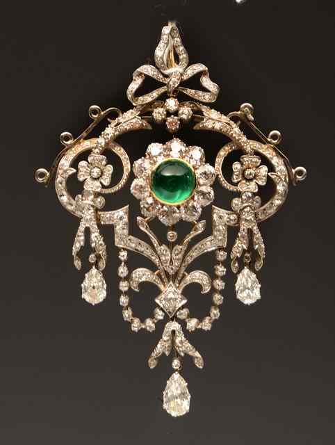 Appraisal: AN EDWARDIAN DIAMOND AND EMERALD BELLE POQUE PENDANT BROOCH central