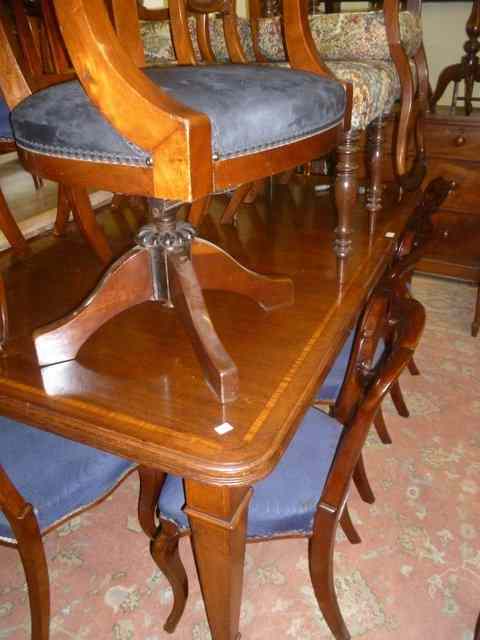 Appraisal: AN EDWARDIAN MAHOGANY EXTENDING DINING TABLE of rectangular form with