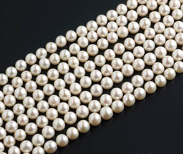 Appraisal: A freshwater cultured pearl necklace cultured pearls measuring approximately to