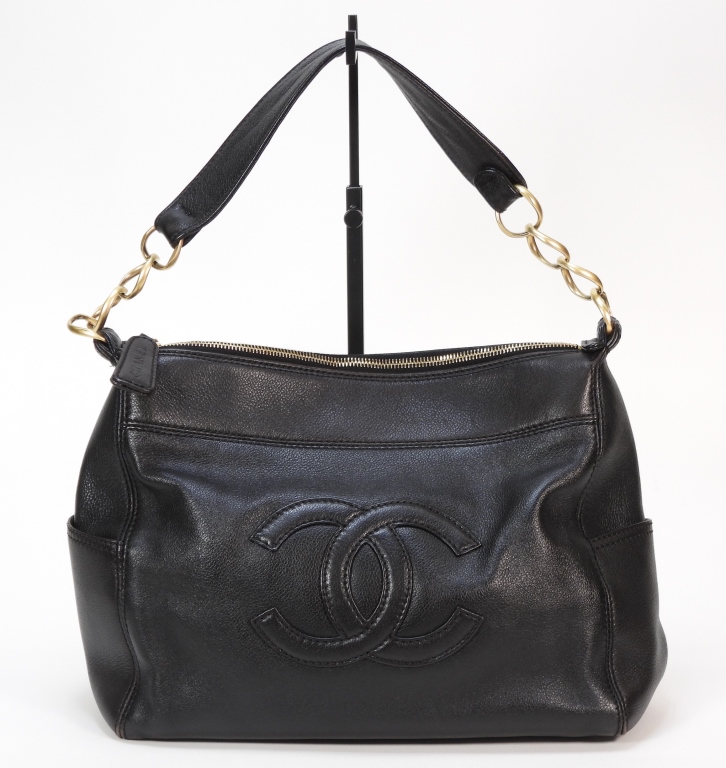 Appraisal: CHANEL BLACK LEATHER CC HANDBAG Single handled black leather bag