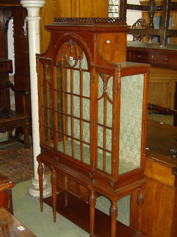 Appraisal: A good quality Edwardian satinwood display cabinet enclosed by a