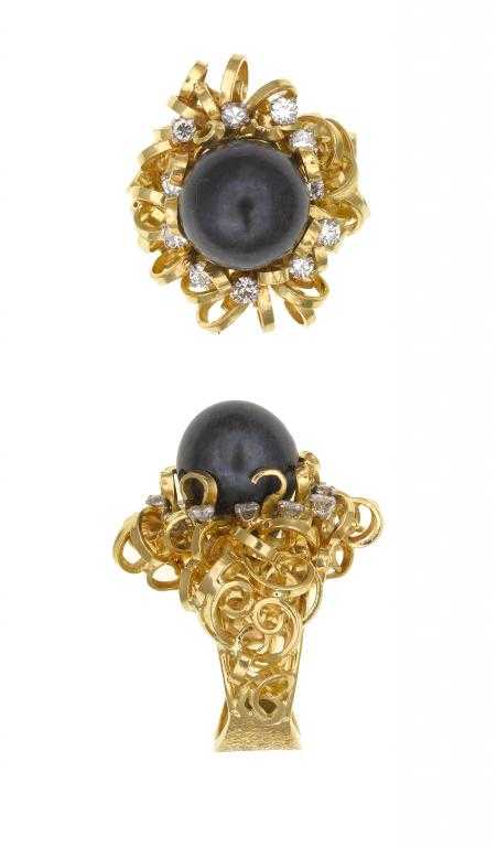 Appraisal: A BLACK CULTURED PEARL DIAMOND AND GOLD RING with broad