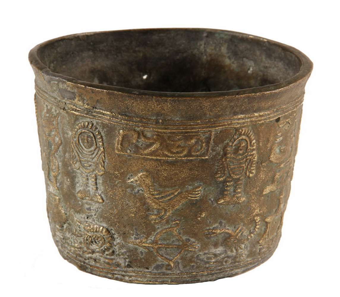 Appraisal: ARCHAIC INDONESIAN BRONZE VESSEL 'Sangku Suddhamara' cast bronze zodiac bowl