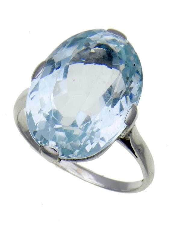 Appraisal: AN AQUAMARINE RING with faceted oval aquamarine white gold hoop