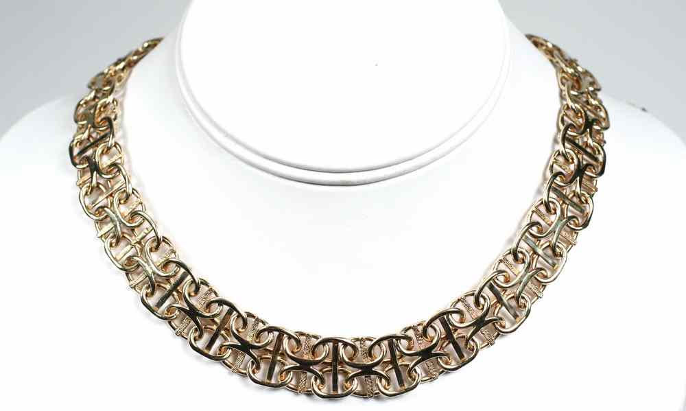 Appraisal: NECK CHAIN - K gold chain choker designed with intertwined