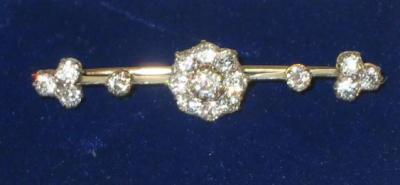 Appraisal: A VICTORIAN DIAMOND BROOCH the gold bar centrally set with