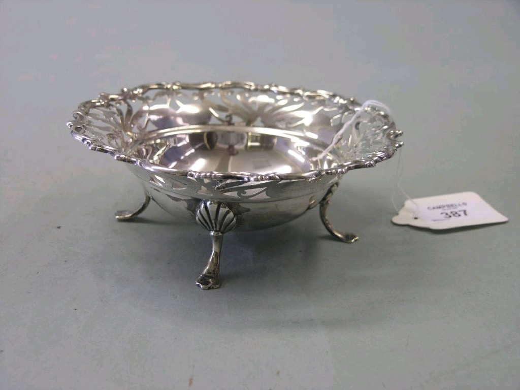 Appraisal: An Edward VII silver bowl with pierced scroll rim on