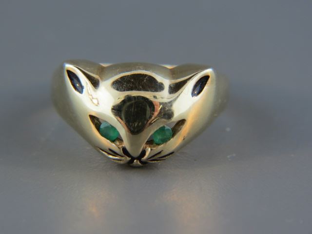 Appraisal: k Gold Figural Cat's Head Ring emerald eyes yellow gold