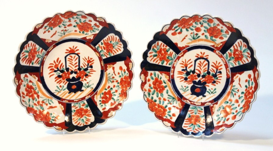 Appraisal: A pair of Japanese Imari pottery plates each with wavy